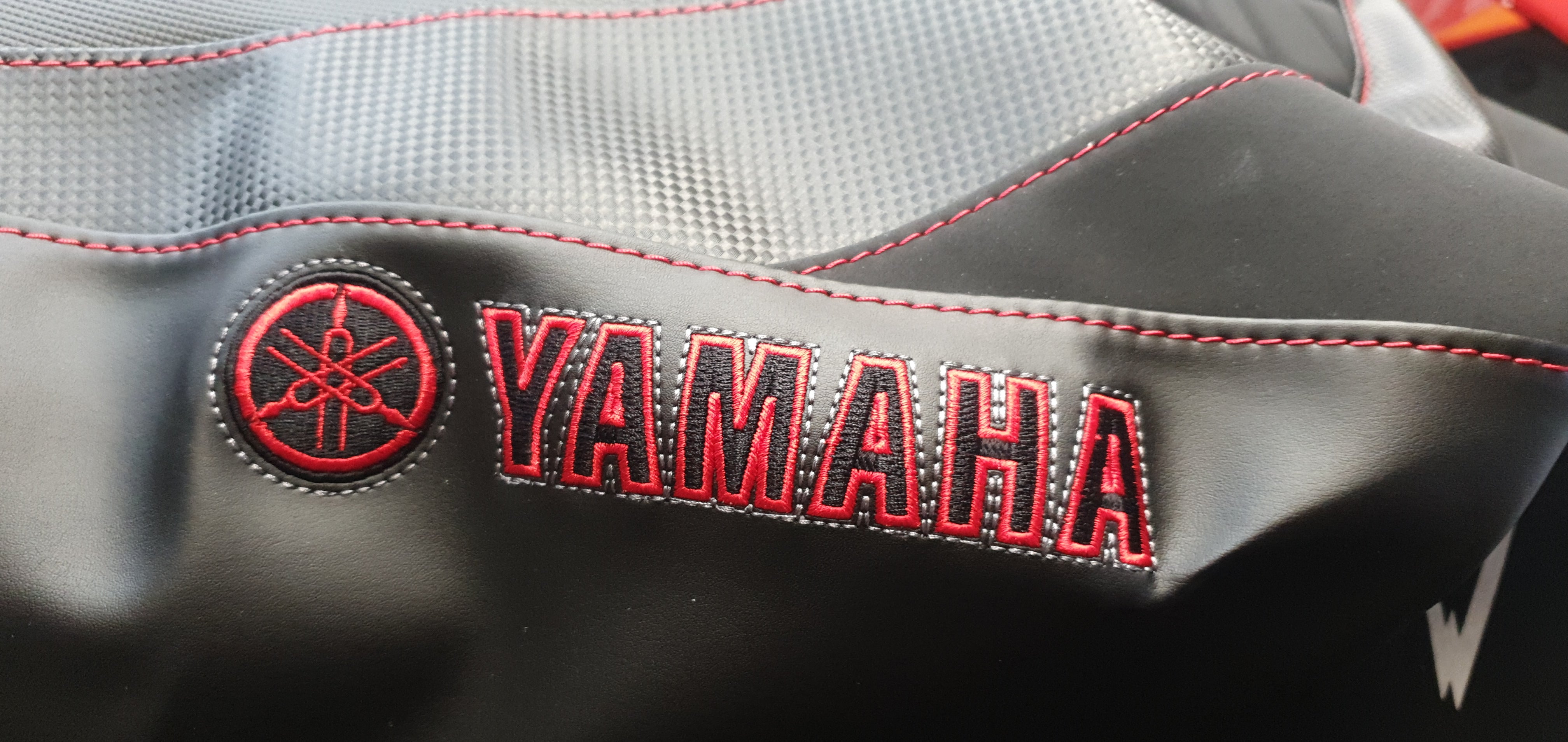 Yamaha r15 hot sale seat cover